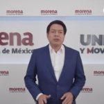 AMLO presume nuevo libro “A mitad del camino”