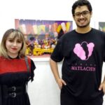 Hombre cae con su auto en estacionamiento de plaza en Edomex