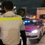 Hombre baja a golpes a par de ladrones que iban a asaltar un bus; así grabaron los pasajeros