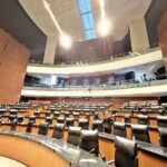 “La puerta abierta: EE.UU. revoluciona la política de asilo al permitir la entrada de casos desde México, en un giro importante para revisar el papel del gobierno en este tema”