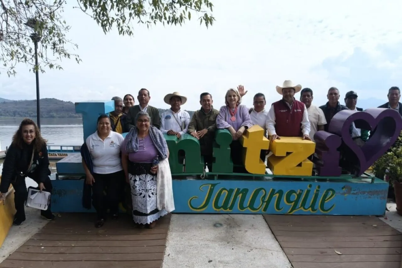 Inicia en Janitzio programa que pinta de color identidad y esperanza