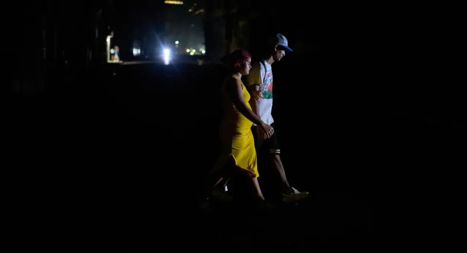 Cuba enfrenta crisis energética: miles sin luz tras masivo apagón